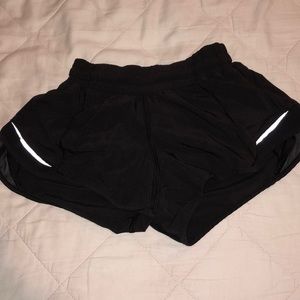black lululemon shorts!! hotty hot short!!